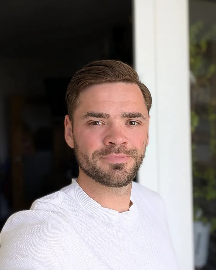 Hannes Czech im weißen T-Shirt, Selfie