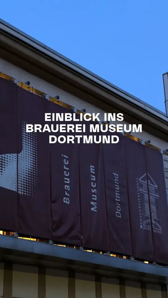 Cover: Banner des Brauereimuseums Dortmund vor blauem Himmel, dazu „Einblick ins Brauerei Museum Dortmund“.
